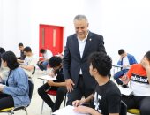 رئيس جامعة المنصورة الجديدة يتابع أداء الطلاب اختبارات اللغة الإنجليزية