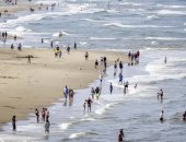 الهولنديون يلجأون إلى الشواطئ هربًا من ارتفاع درجات الحرارة