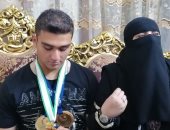 "عمر" ابن بورسعيد يحصد ميداليتين ذهبيتين في بطولة العالم للإعاقات الذهنية.. صور