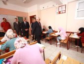 وزير التربية والتعليم ومحافظ كفر الشيخ يتفقدان لجان الثانوية العامة.. صور