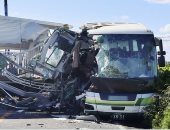 مصرع 5 أشخاص وإصابة 12 آخرين فى اصطدام شاحنة بحافلة ركاب باليابان.. فيديو