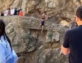 لقطة مرعبة للحظة سقوط سيدة من أعلى منحدر بإيطاليا واصطدامها بالصخور.. فيديو