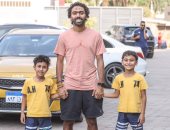حسين الشحات يصطحب أطفاله فى مران الأهلي ..صورة 