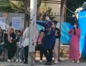 توافد طلاب الثانوية العامة بالإسكندرية لأداء امتحان اللغة الأجنبية الثانية 