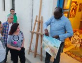 رسام تونسى يهدى إلهام شاهين لوحة زيتية أثناء جولتها السياحية بمهرجان جربة