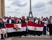شاهد الجاليات المصرية يهتفون باسم مصر أمام برج إيفل احتفاء بزيارة الرئيس السيسى