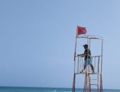 "السياحة والمصايف" ترفع الرايات الحمراء على شواطئ القطاع الغربى بالإسكندرية