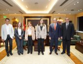 رئيس جامعة حلوان يبحث مع وزيرة التخطيط آليات دعم المستشفى الجامعى