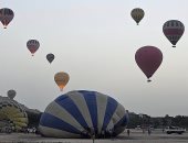 سماء الأقصر تشهد عودة رحلات البالون الطائر بـ 19 رحلة على متنها 380 سائحا.. صور