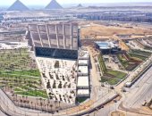 البدء في وضع القطع الأثرية داخل فتارين العرض بالقاعات الرئيسية بالمتحف الكبير