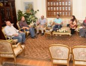 محافظ أسيوط يناقش استعدادات إطلاق حملة "100 يوم صحة" غدا