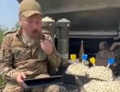جندى أوكرانى يتابع تمرد فاجنر ضد بوتين بـ"السلاح والفشار".. فيديو