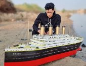 شاب يبدع في تصميم نموذج مصغر للسفينة تيتانيك ويؤكد: بتعوم وما بتغرقش.. صور