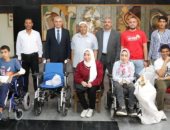 رئيس جامعة الزقازيق يسلم كراسى متحركة وأطرافا صناعية لأبنائه من ذوى الهمم