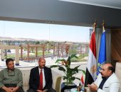 محافظ أسوان يلتقى وفد وزارة التربية والتعليم للارتقاء بـ25 مدرسة