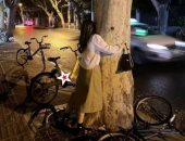 امرأة تروج لـ"معانقة الأشجار" كشكل من أشكال العلاج النفسى.. اعرف قصتها