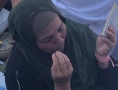 خشوع ضيوف الرحمن أعلى جبل الرحمة بعرفات.. صور وفيديو