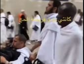 شاهد من مناسك الحج.. "كانتى" يحمل عكاز إسماعيل بن ناصر فى الأراضى المقدسة