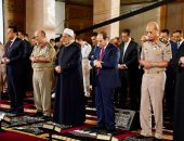 الرئيس السيسي يؤدي صلاة عيد الأضحى بمسجد القوات الجوية.. رئيس الجمهورية يحتفل بمرور 10 سنوات على ذكرى 30 يونيو مع قيادات وجنود القوات المسلحة.. وخطيب المسجد: الأمن والسعادة وسيلة تحقيق الخلافة على الأرض.. صور