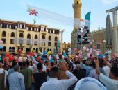 مئات البلالين تتساقط على المصلين بمسجد الحسين احتفالا بعيد الأضحى المبارك.. فيديو وصور