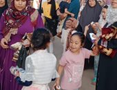 توزيع حلوى وبلالين على الأطفال فى المنوفية عقب الانتهاء من صلاة العيد