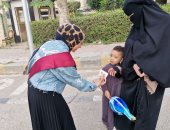 توزيع ورود وحلوى وكروت هدية الرئيس السيسى على أهالى كفر الشيخ.. فيديو وصور