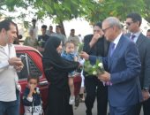 محافظ القليوبية ورئيس جامعة بنها يوزعان الورود على المواطنين.. فيديو وصور