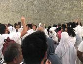 الحجاج يرمون الجمرات في ثالث أيام التشريق بمنى 