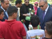 محافظ القليوبية يتفقد حدائق القناطر الخيرية ويقدم هدايا الرئيس للأطفال