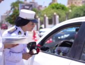 الشرطة توزع ورود على المواطنين بالشوارع في العيد.. صور