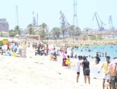 شاطئ بورفؤاد قبلة للزائرين الباحثين عن المتعة على ضفاف البحر المتوسط.. صور