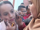 رسومات علم مصر وألعاب على وجوه الأطفال خلال الاحتفال بالعيد فى الأقصر.. صور