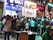 إقبال كبير على مبادرة التخفيضات بكفر الشيخ بمناسبة مرور 10 سنوات على "30 يونيو".. الأهالي: المبادرة أفادتنا كثيرا.. ويؤكدون: الثورة أعادت مصر للمصريين وشاهدنا بناء مصر جديدة بمشروعات عملاقة.. صور