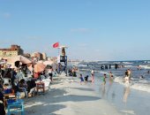 رفع الرايات الحمراء على شواطئ العجمى وتحذيرات من ارتفاع الأمواج