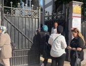 توافد طلاب الثانوية على لجان مدرسة قصر الدوبارة بالقاهرة لأداء امتحانى الفيزياء والتاريخ