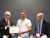 وزير التعليم يكرم أوائل الدبلومات الفنية 2023 ويمنحهم شهادات تقدير.. صور