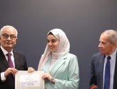 وزير التعليم يكرم الطالبة منة الديب الأولى على الدبلومات الفنية