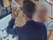 كاميرا مراقبة ترصد نائبا نرويجيا يسرق نظارة من متجر بمطار جاردر موين.. فيديو