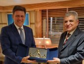 رئيس هيئة قناة السويس يبحث مع وزير الشئون البحرية اليونانى سبل التعاون المشترك