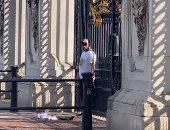 رجل يُكبل يديه فى بوابات قصر باكنجهام ببريطانيا.. فيديو