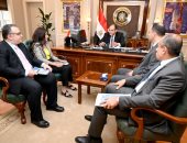 وزير الصناعة يلتقي وفد شركة للمنتجات الصحية لبحث فرص الاستثمار 