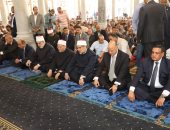 4 وزراء ومحافظ القاهرة يؤدون صلاة الجمعة بمسجد عمرو بن العاص