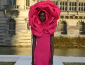 فستان على هيئة وردة.. أبرز تصميمات فالنتينو لخريف وشتاء 2024 بأسبوع باريس