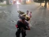 البرق يضرب امرأة ويصيبها بحروق شديدة أثناء عاصفة فى روسيا.. فيديو وصور