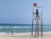 رفع الرايات الحمراء والصفراء على شواطئ الإسكندرية وتحذيرات من ارتفاع الأمواج