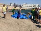 حملة نظافة مكبرة بشاطئ فلفلة فى الغردقة بمشاركة أجانب.. فيديو وصور
