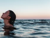 اعرفى فوائد ماء البحر لصحتك النفسية وجمالك.. قبل ما تروحى المصيف