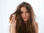 أستاذ أمراض جلدية توضح أسباب جفاف الشعر وطرق الوقاية 