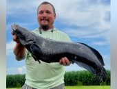 أمريكي يحطم الرقم القياسى باصطياد أكبر سمكة رأس ثعبان بالعالم