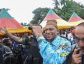 مبابى يخطف الأضواء بالزى الأفريقى فى زيارته للكاميرون.. فيديو وصور